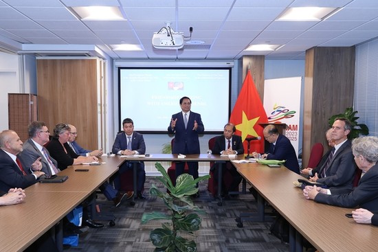 越南政府总理范明正与美国友人进行亲切会面。（图片来源：VGP）