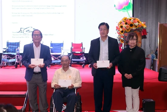 日本社会贡献基金向岘港市残疾人赠送轮椅。（图片来源：越通社）
