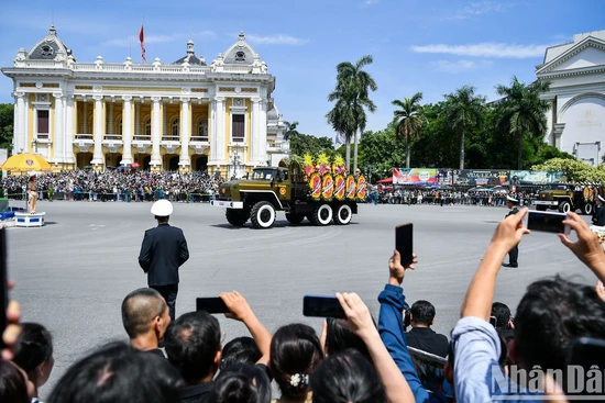广大人民群众涌向国家殡仪馆与阮富仲总书记告别。