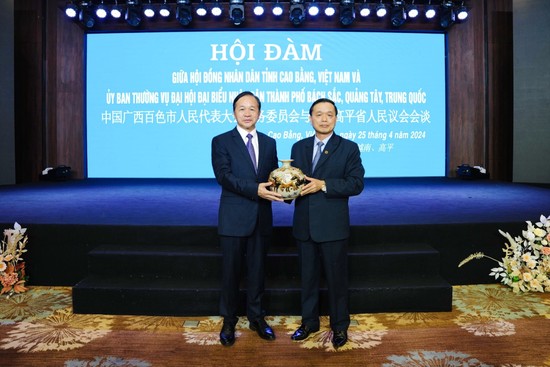 高平省领导向百色市领导赠送纪念品。（图片来源：baocaobang.vn）