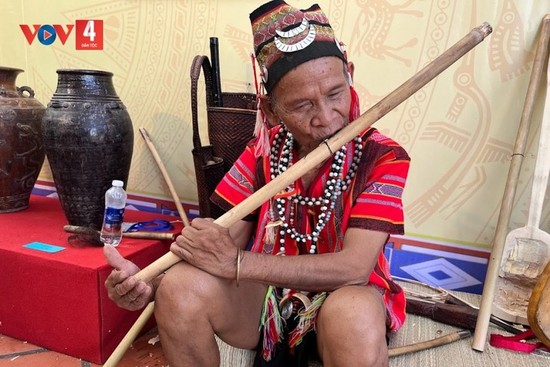 崑嵩省耶特阳族同胞独特的塔乐笛。（图片来源：越南之声）