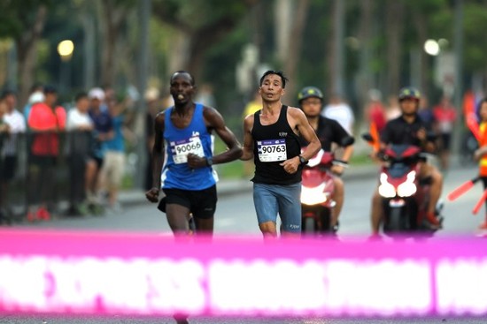 越南著名田径运动员阮文莱（右边）和肯尼亚马拉松选手奇普鲁普·奇普托（Edwin Kiprop Kiptoo）。