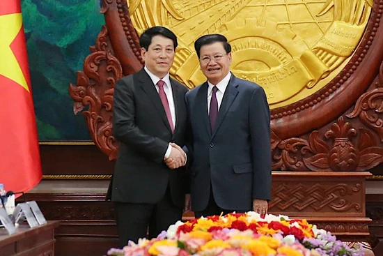 越南国家主席梁强同老挝人民革命党中央委员会总书记、老挝国家主席通伦·西苏里举行会谈。