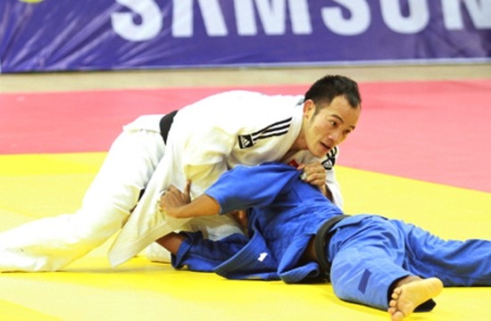 越南柔道选手胡银江（白衣）在比赛中。（图片来源：越南快讯报网）