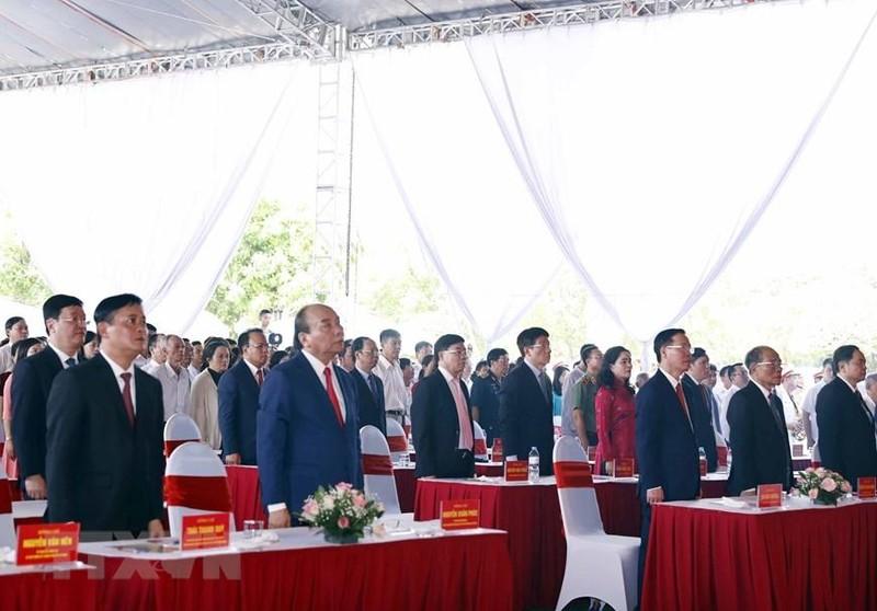 国家主席阮春福和与会代表参与向国旗敬礼仪式。