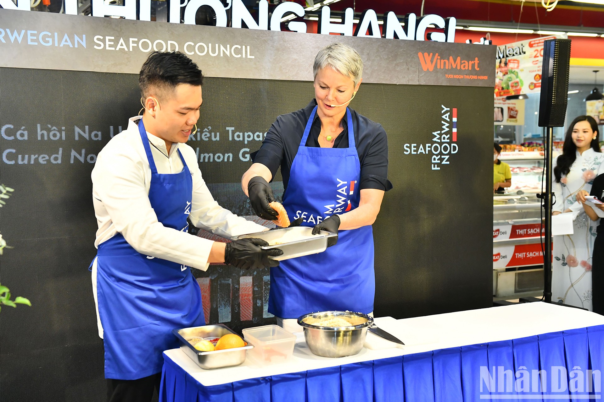 挪威驻越南大使为食客烹制三文鱼菜肴【组图】