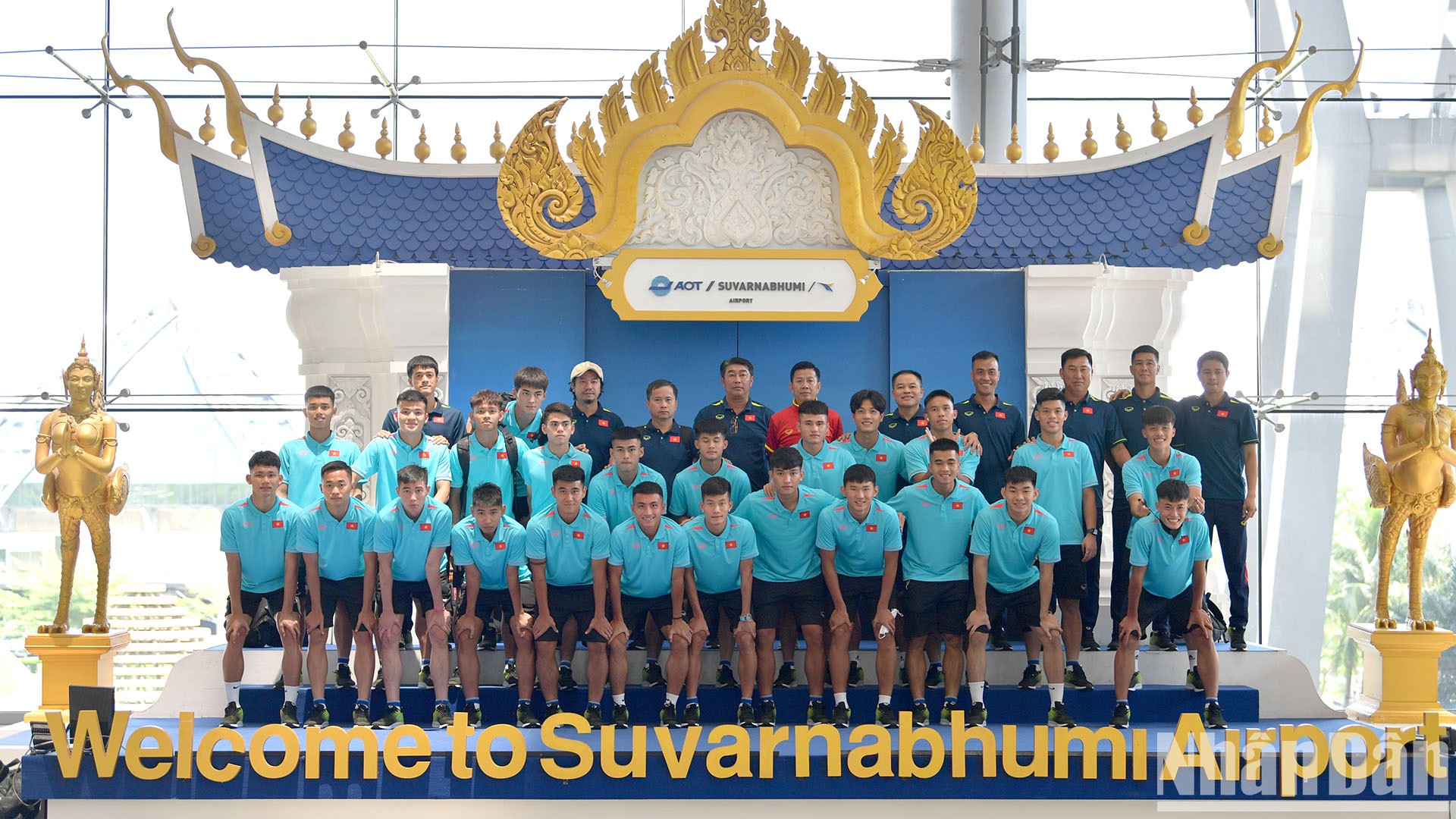 越南U23足球队抵达泰国 为2023年东南亚U23足球锦标赛做准备【组图】