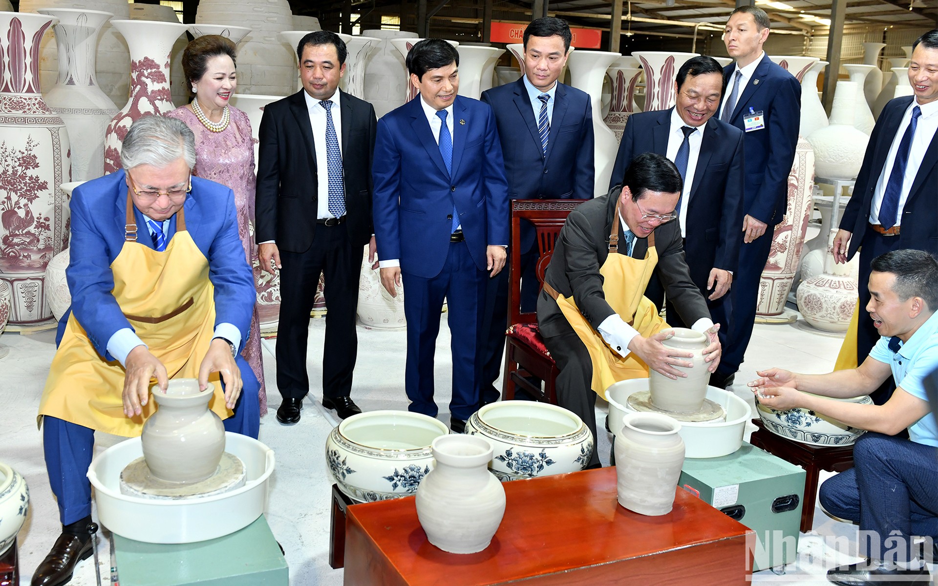 越南国家主席武文赏与哈萨克斯坦总统托卡耶夫参观朱豆陶瓷村【组图】