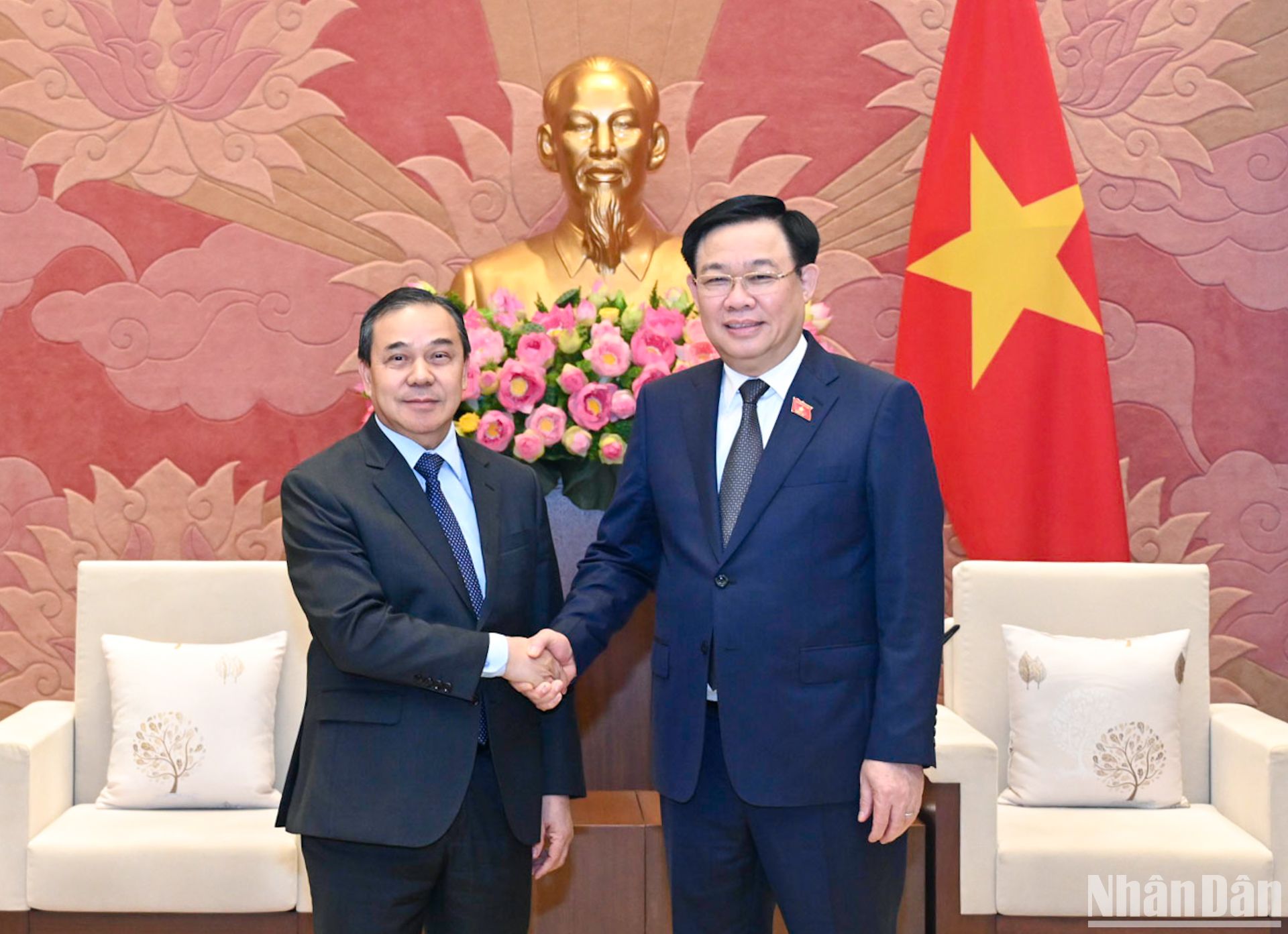 越南国会主席王廷惠与老挝驻越南大使森菲特•洪邦光。