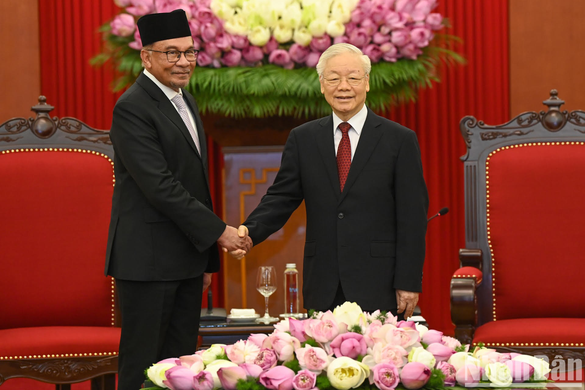越共中央总书记阮富仲和马来西亚总理安瓦尔·易卜拉欣。