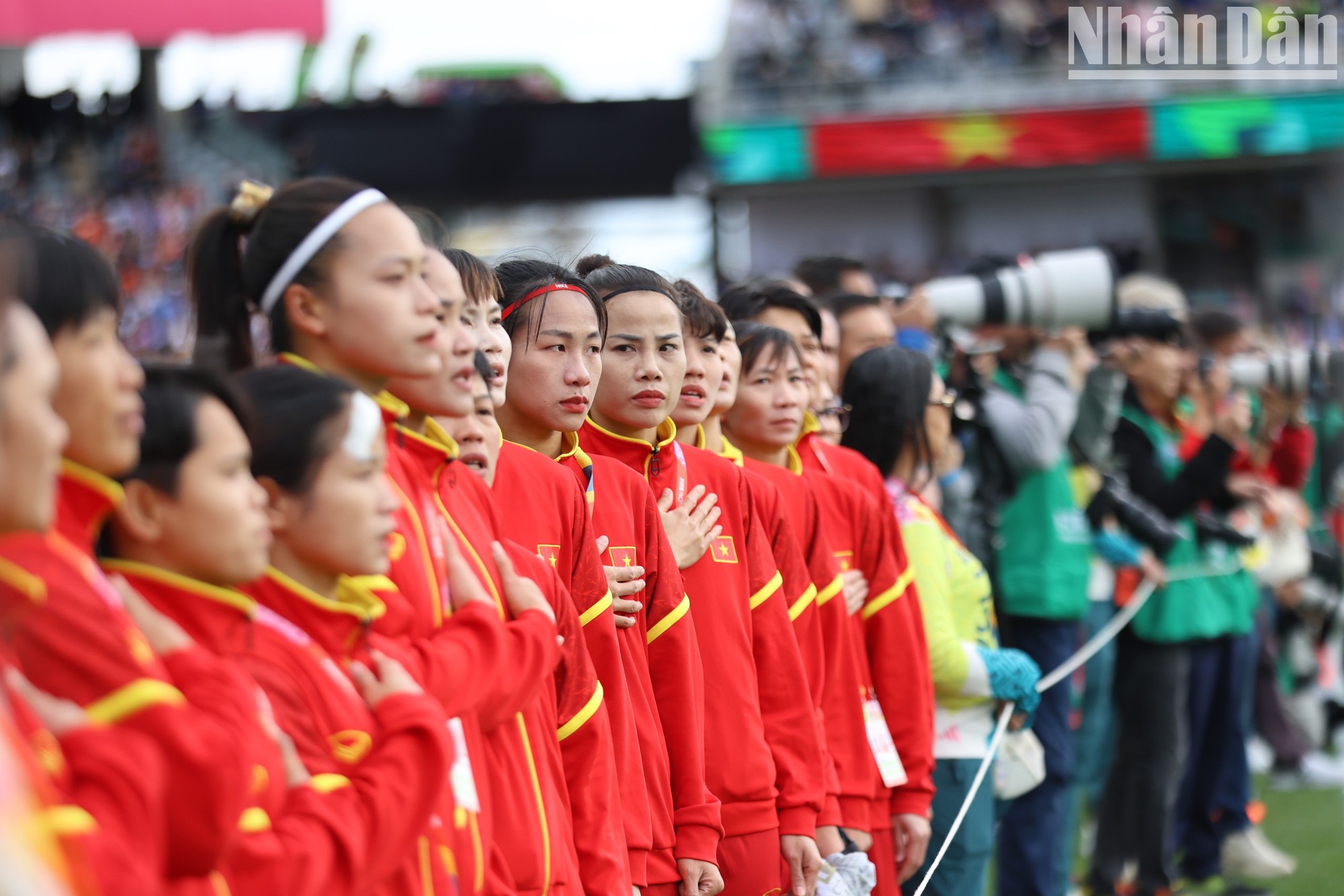 越南女足在伊甸公园体育场高唱越南国歌。