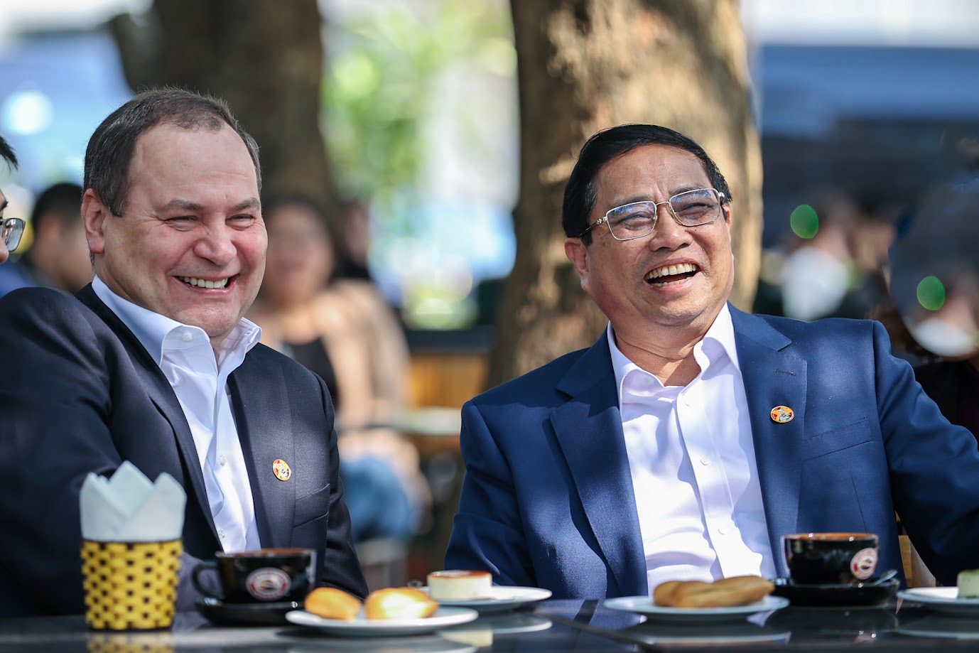 越南政府总理范明正同白俄罗斯总理罗曼•戈洛夫琴科品尝越南咖啡。