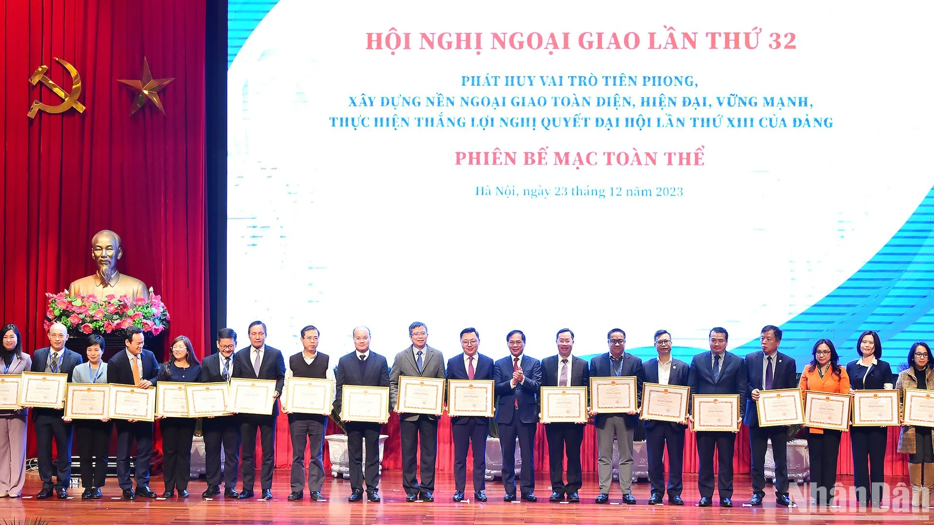 越南外交部部长裴青山向在对外任务和建设外交部门中取得优异成绩的集体和个人授予奖状。