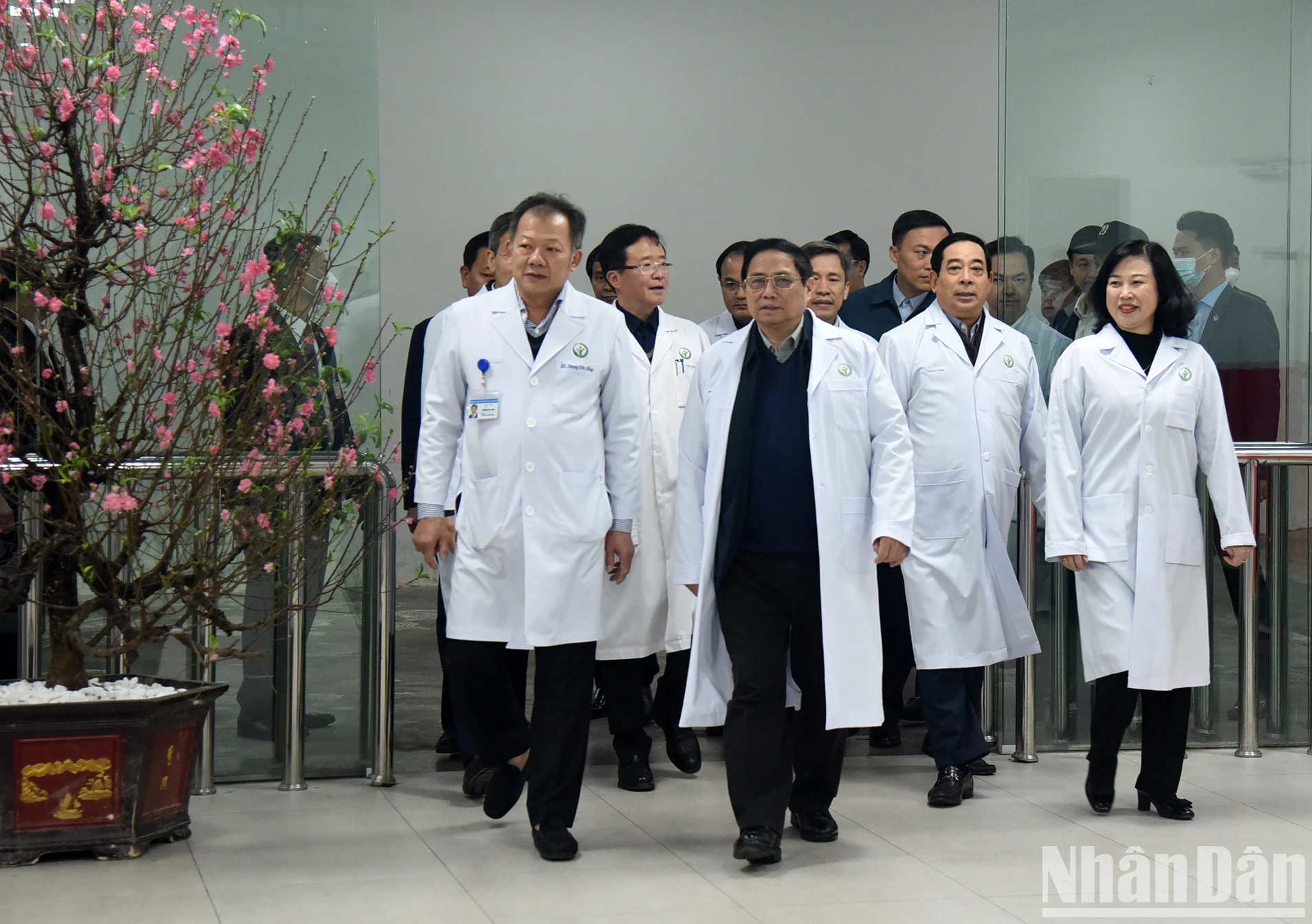 越南政府总理范明正走访河内部分医院，向医院干部、医务人员和病人拜年【组图】
