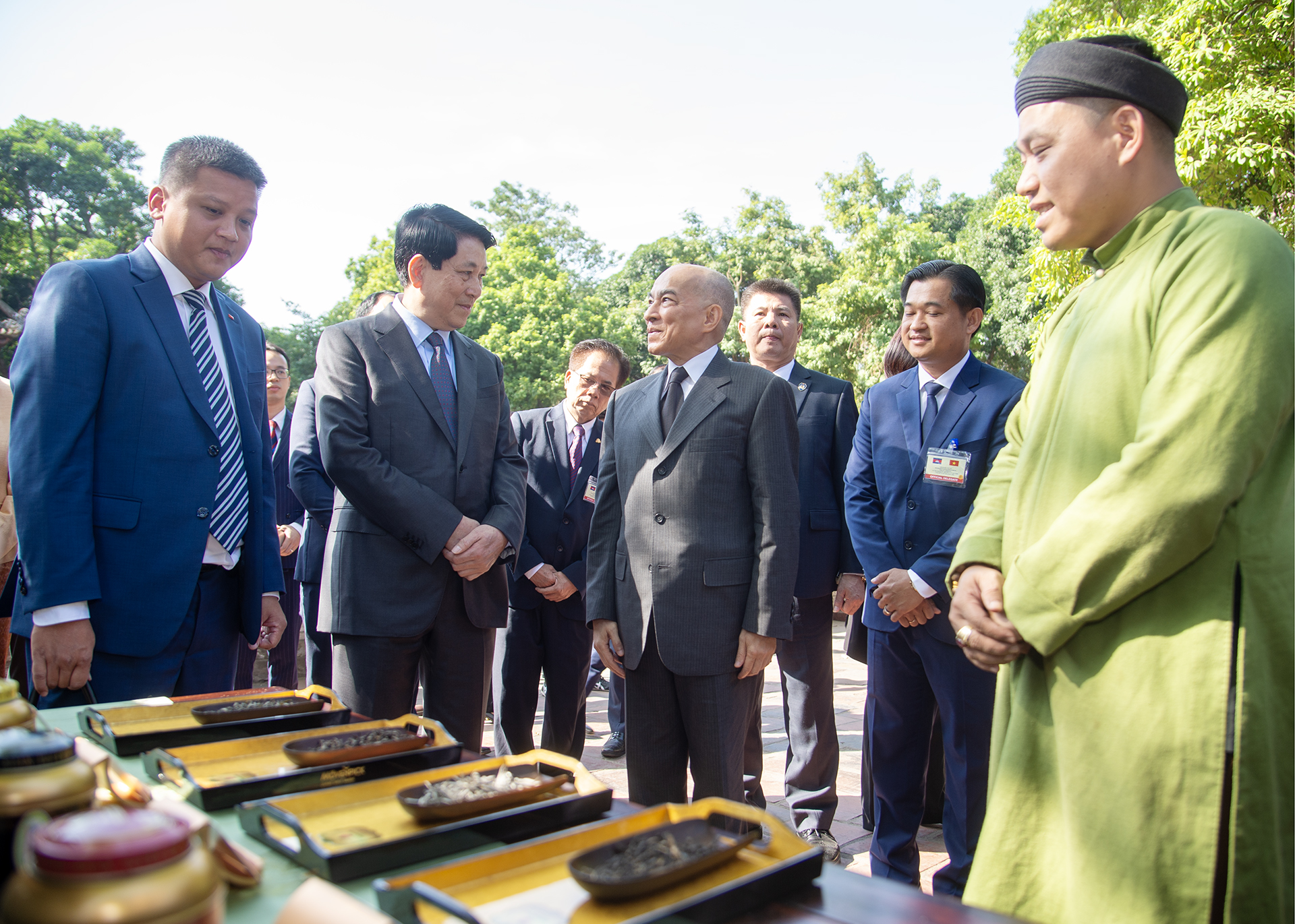 越南国家主席梁强同柬埔寨国王诺罗敦•西哈莫尼品尝越南茶【组图】