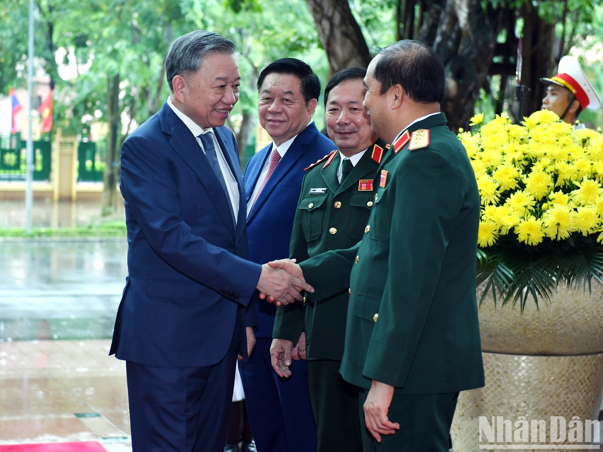 越共中央总书记、国家主席苏林与老挝人民革命党中央总书记、国家主席通论·西苏里会见前越南援老志愿军和专家代表团【组图】