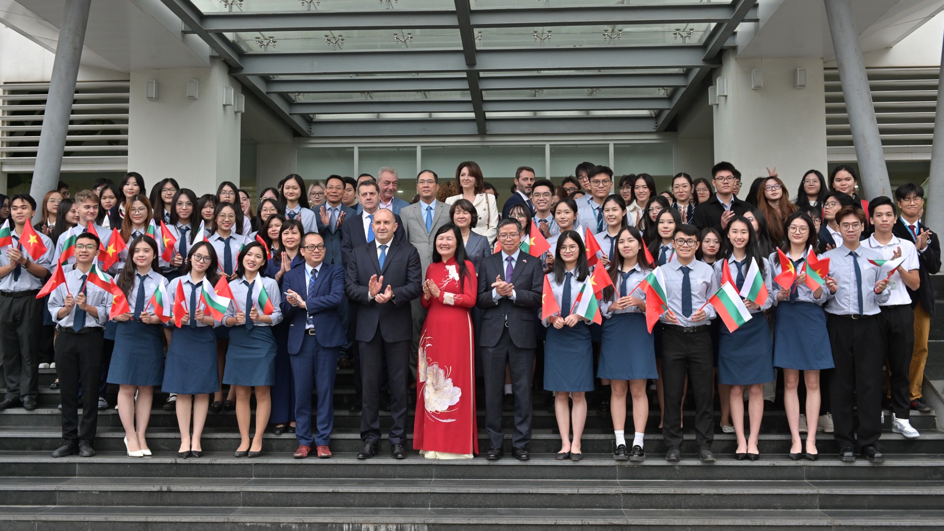 保加利亚总统鲁门·拉德夫与越南外交学院大学生进行交流会面【组图】