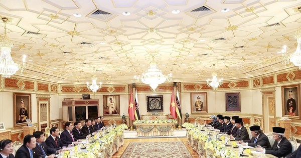 越南政府总理范明正与文莱达鲁萨兰国苏丹举行会谈。