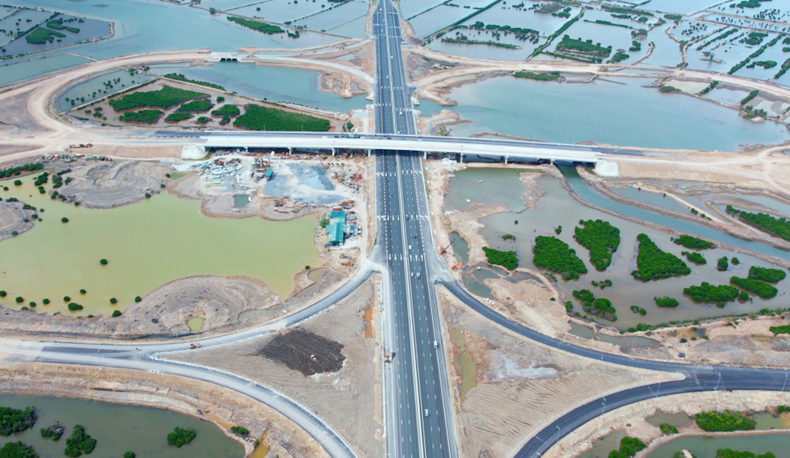 下龙-海防高速公路6公里700米段路口，该项目属于连接下龙-海防高速公路与338号省道的一期工程。