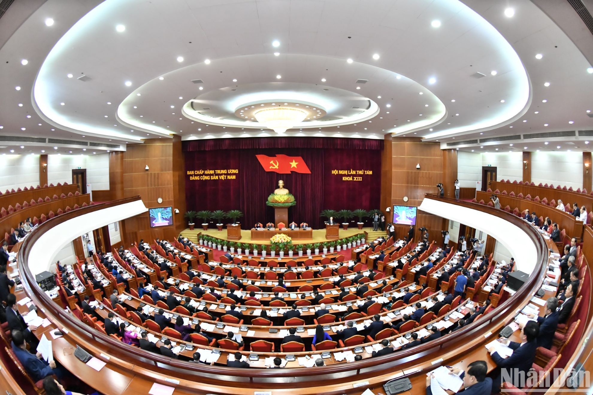 越南共产党第十三届中央委员会第八次全体会议开幕式场景。（登科 摄）