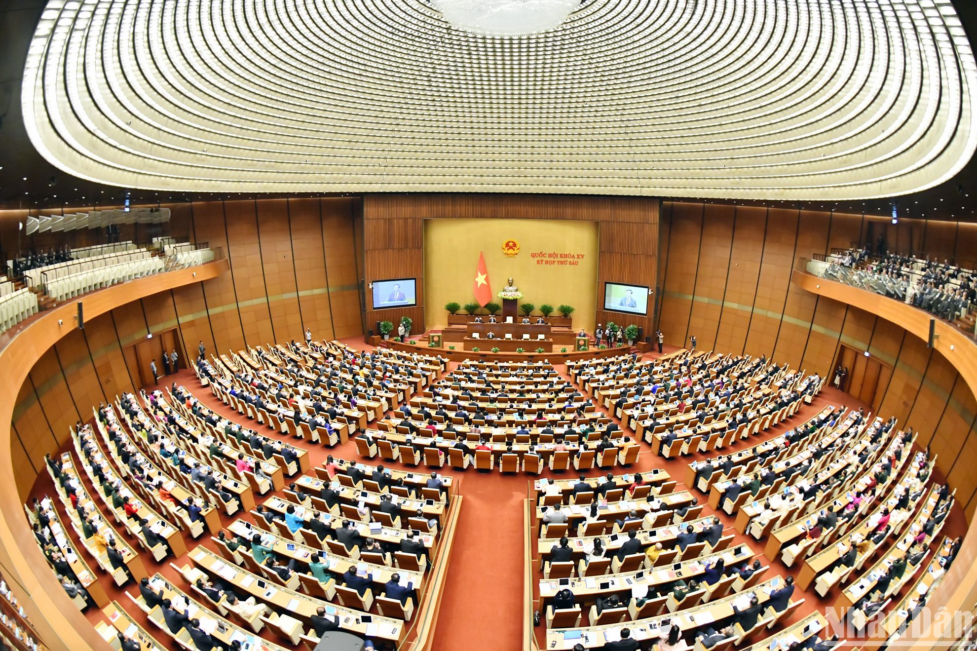 10月23日上午9时，国会在国会大厦延红大会场举行第十五届国会第六次会议开幕式。