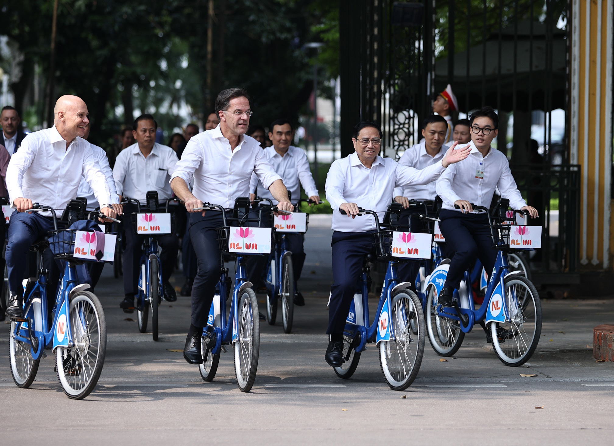 越南政府总理范明正与荷兰首相马克·吕特骑自行车漫游河内。