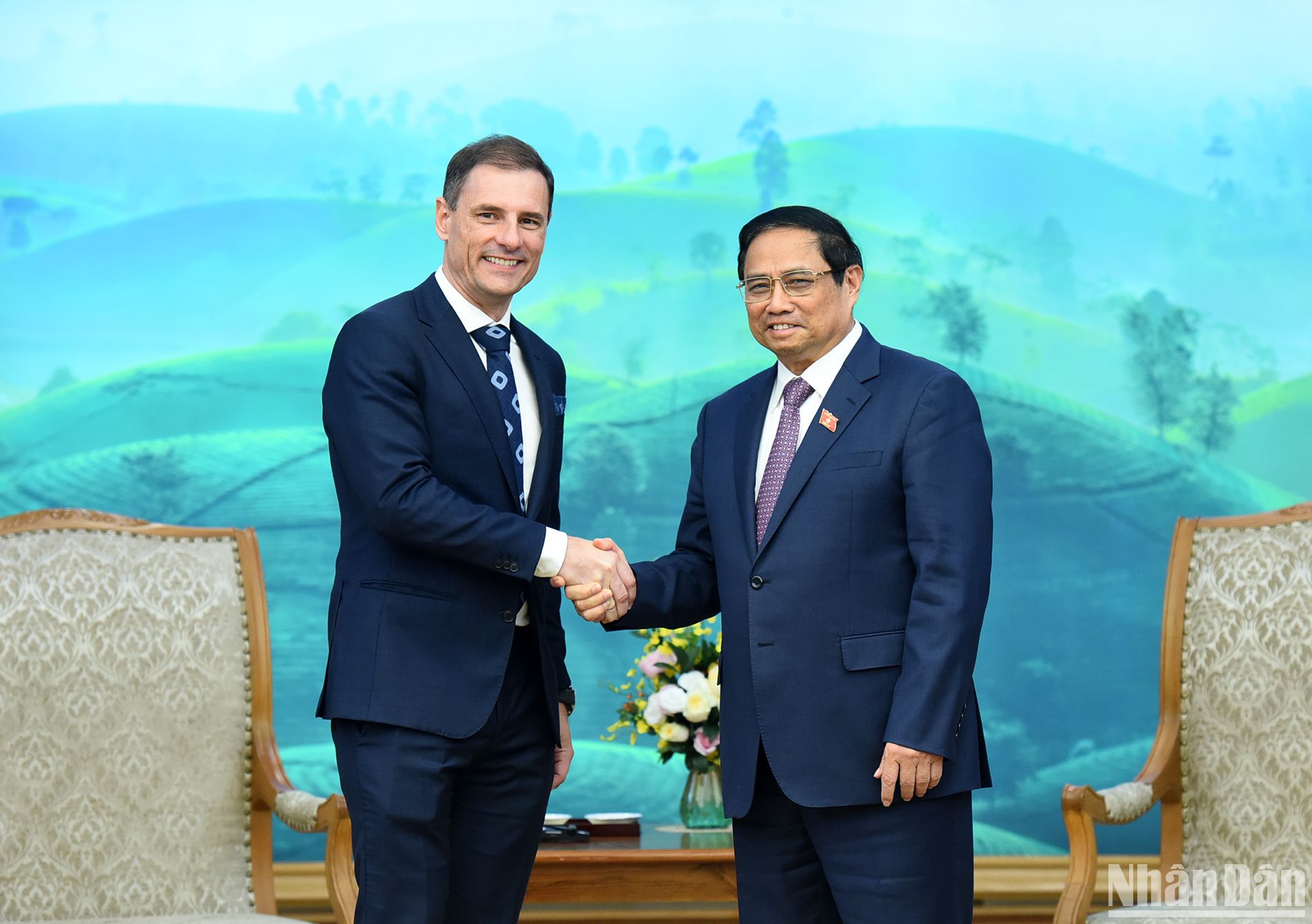 越南政府总理范明正迎接匈牙利司法部长图森·本斯。（陈海 摄）