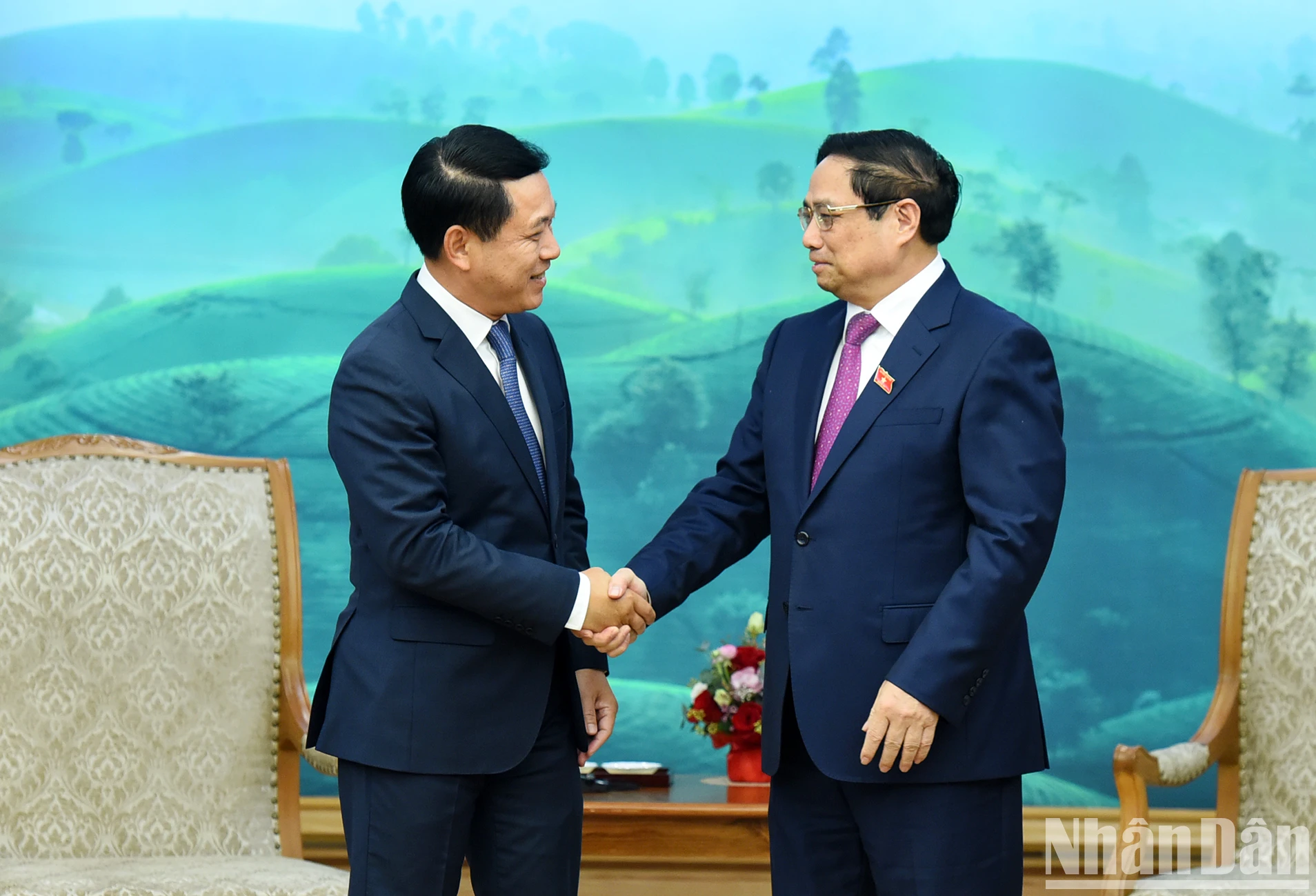 越南政府总理范明正会见老挝政府副总理兼外交部长沙伦塞·贡马西。（陈海 摄）