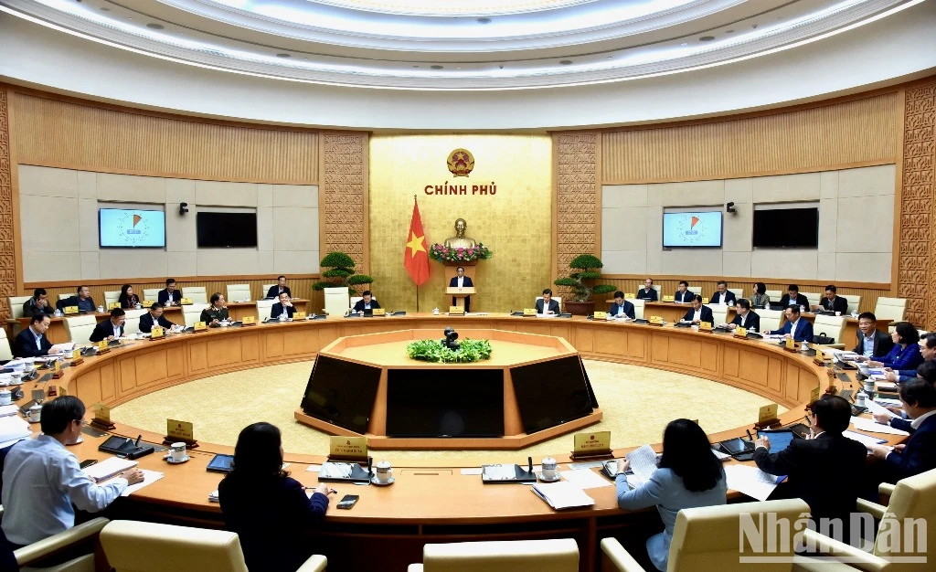越南政府总理范明正主持召开2023年11月份政府例会。（陈海 摄）