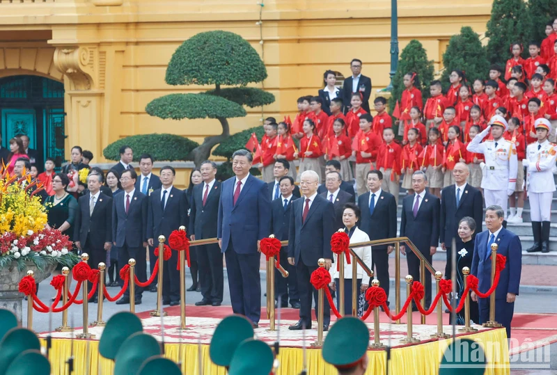 越共中央总书记阮富仲和中共中央总书记、中国国家主席习近平在欢迎仪式。