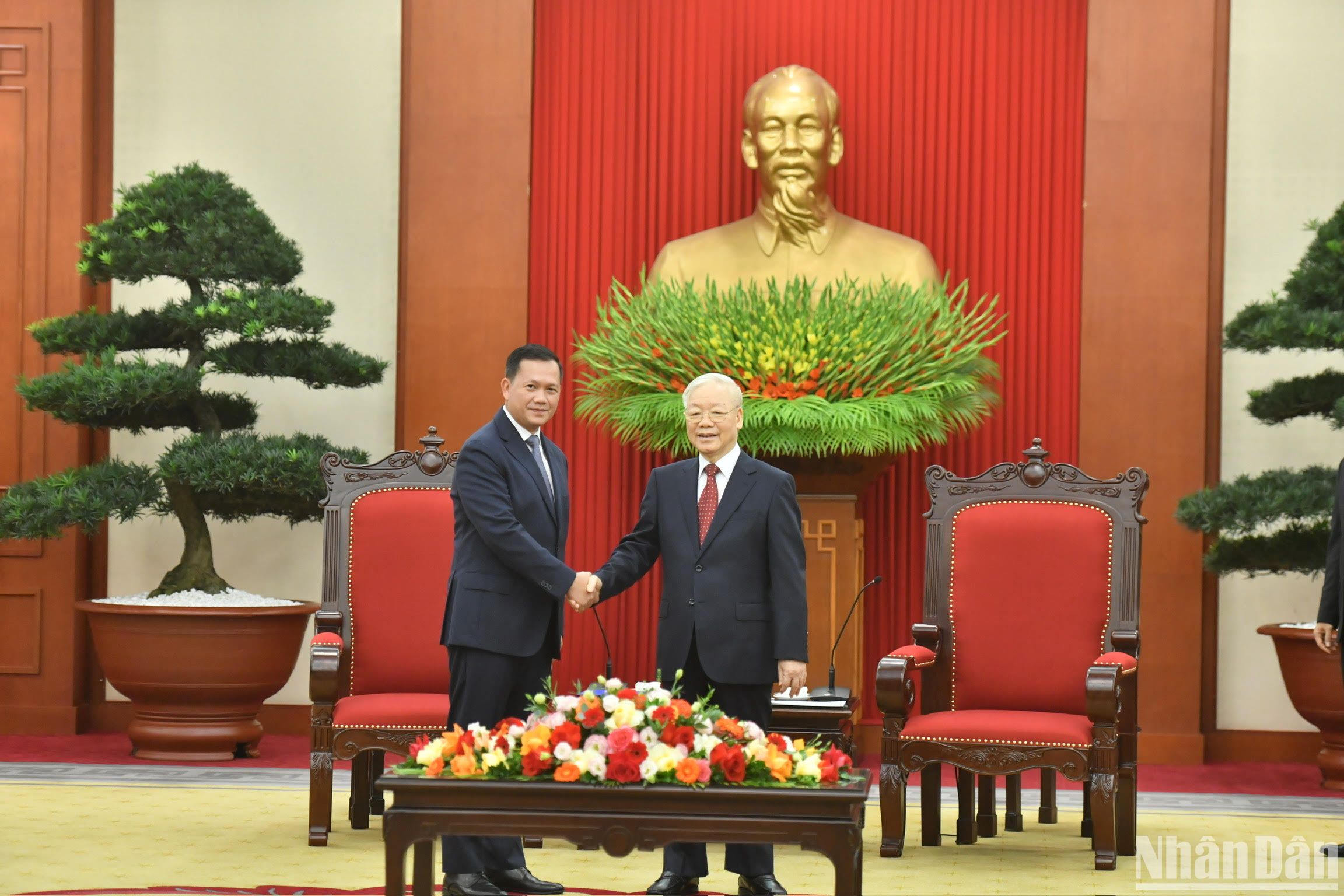 越共中央总书记阮富仲会见柬埔寨首相洪玛奈。（登科 摄）