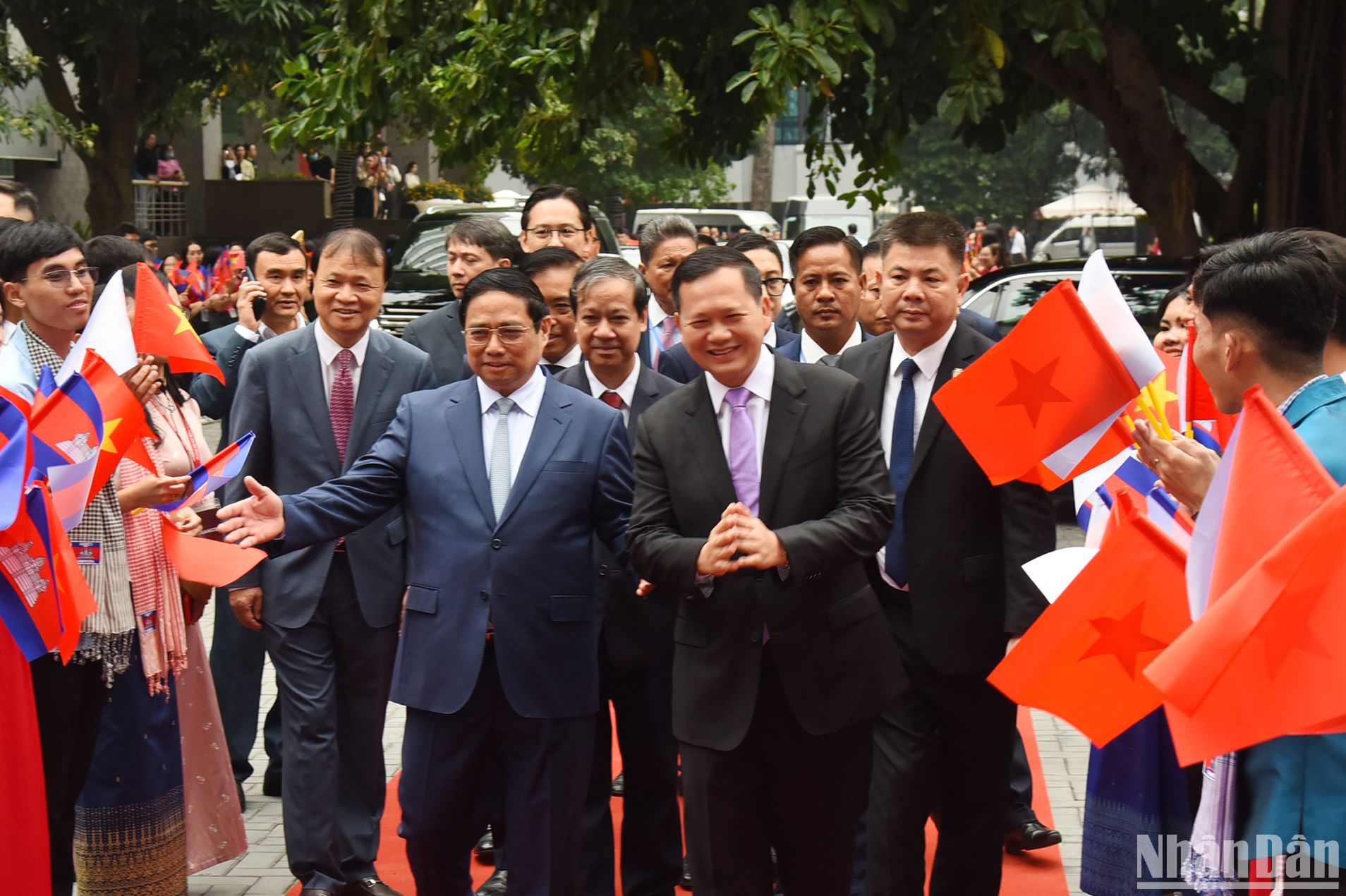 外贸大学大学生欢迎越南政府总理范明正和柬埔寨首相洪玛奈来访。