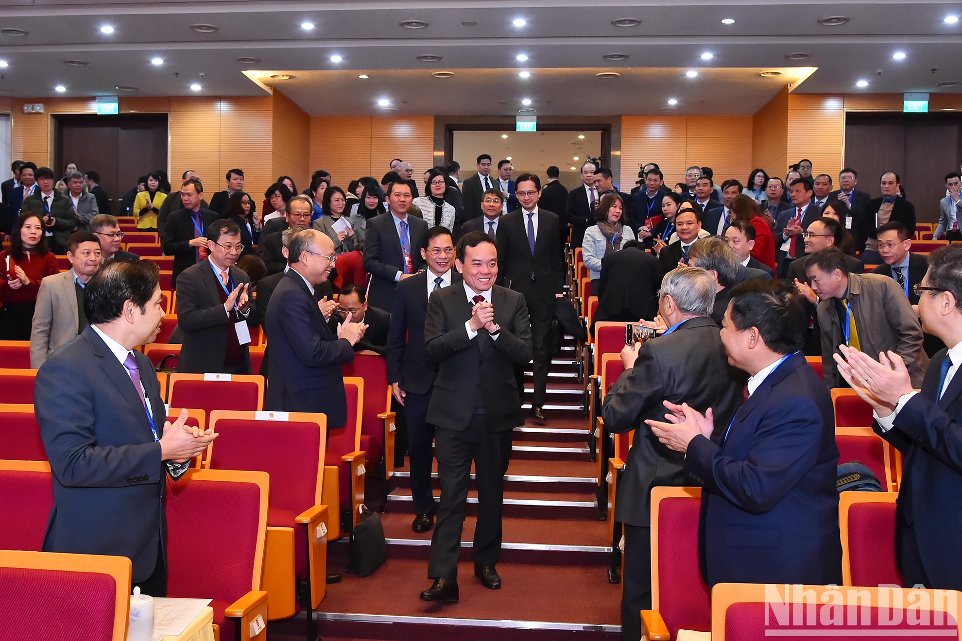 越南政府副总理陈流光和外交部领导出席建设和发展外交机构的全体会议。（水原 摄）