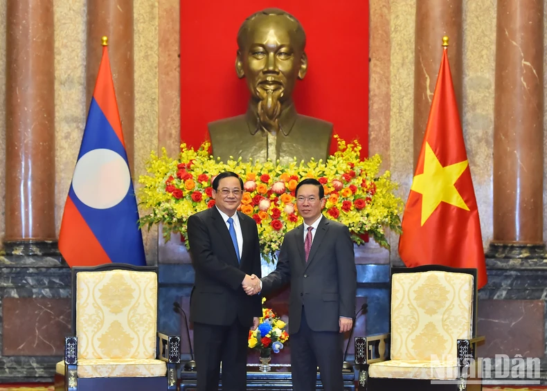 越南国家主席武文赏会见老挝政府总理宋赛·西潘敦。