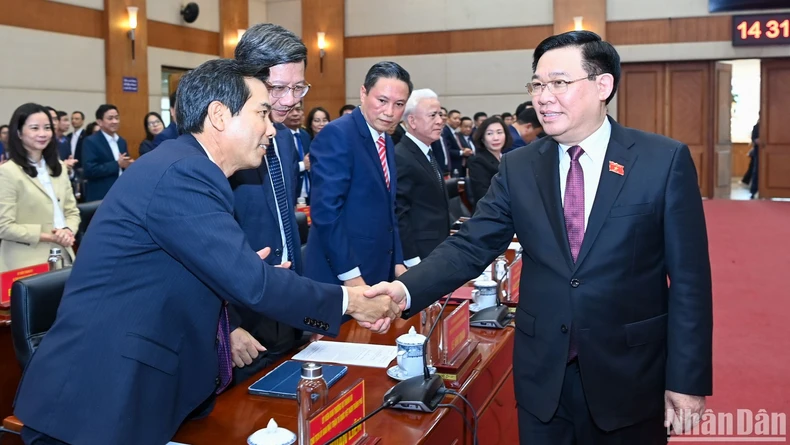 越南国会主席王廷惠和越共海防市委员会各位同志。