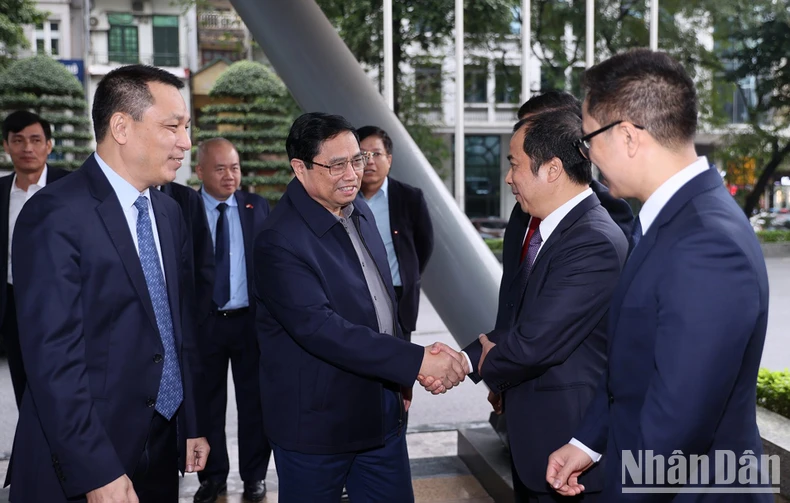 政府总理范明正同越南电力集团领导举行工作会议【组图】