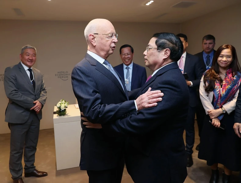 越南政府总理范明正会见世界经济论坛的创始人兼执行主席克劳斯·施瓦布教授。