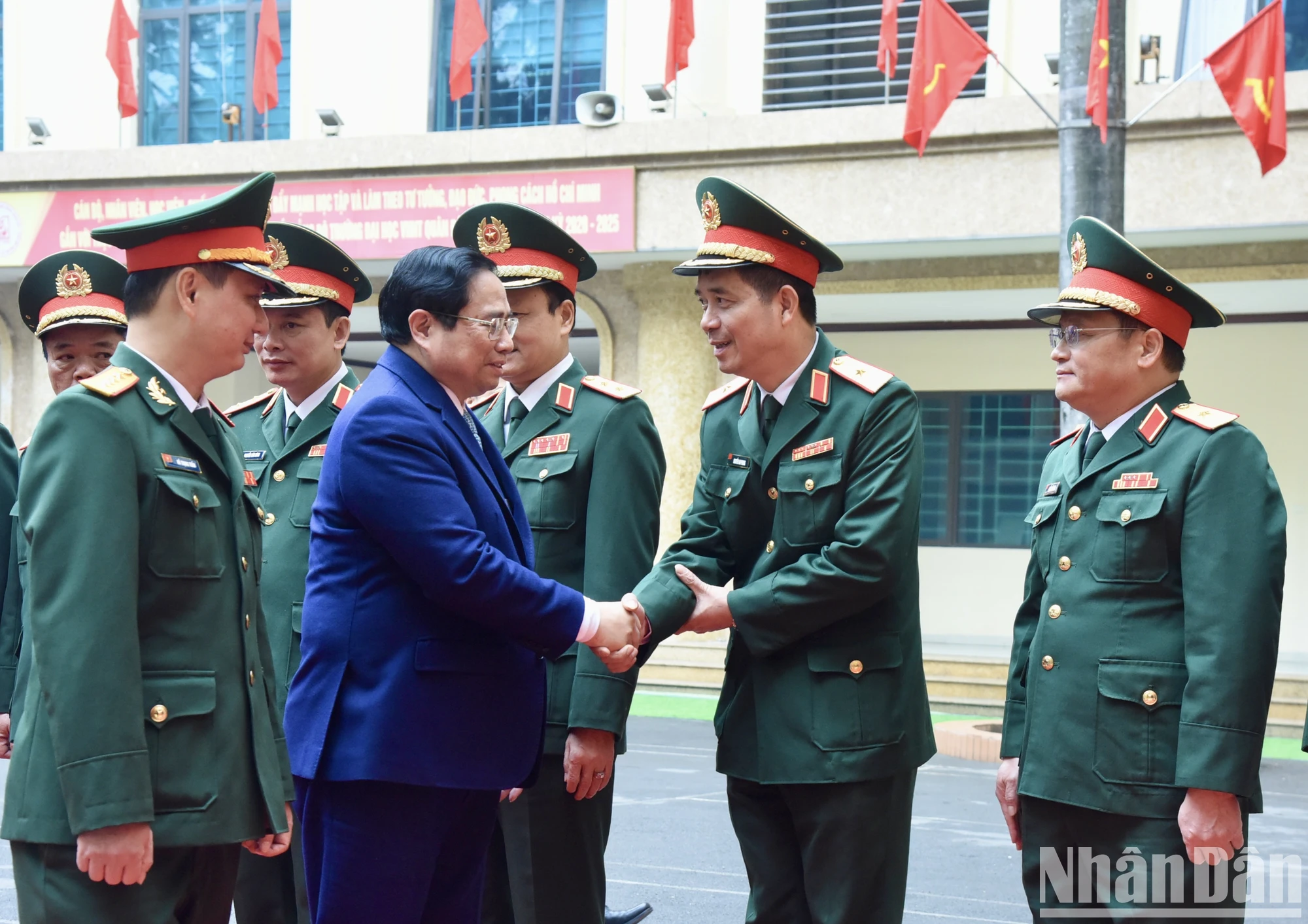 政府总理范明正走访军队艺术文化大学拜年【组图】