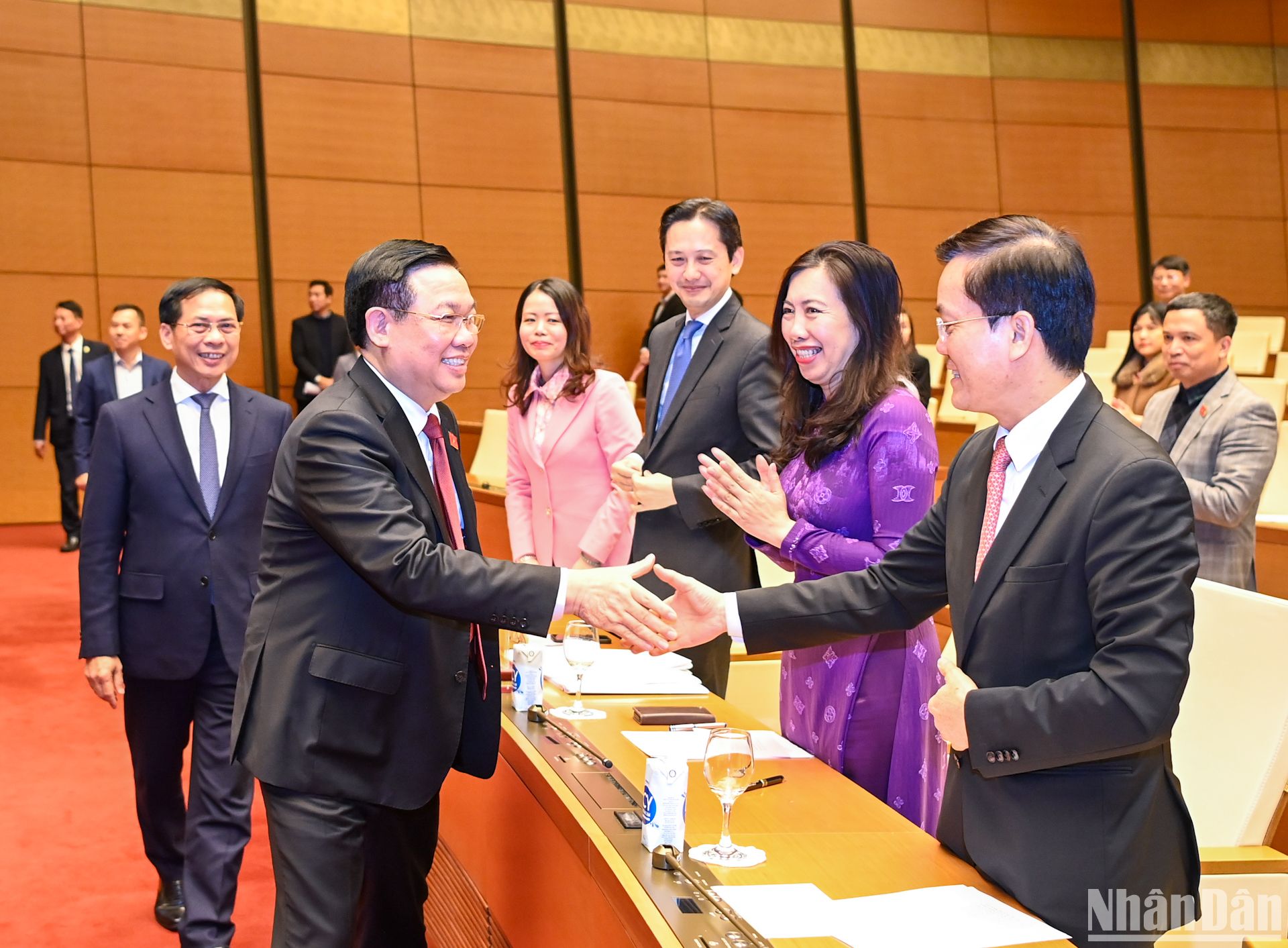 越南国会主席王廷惠会和各位代表。