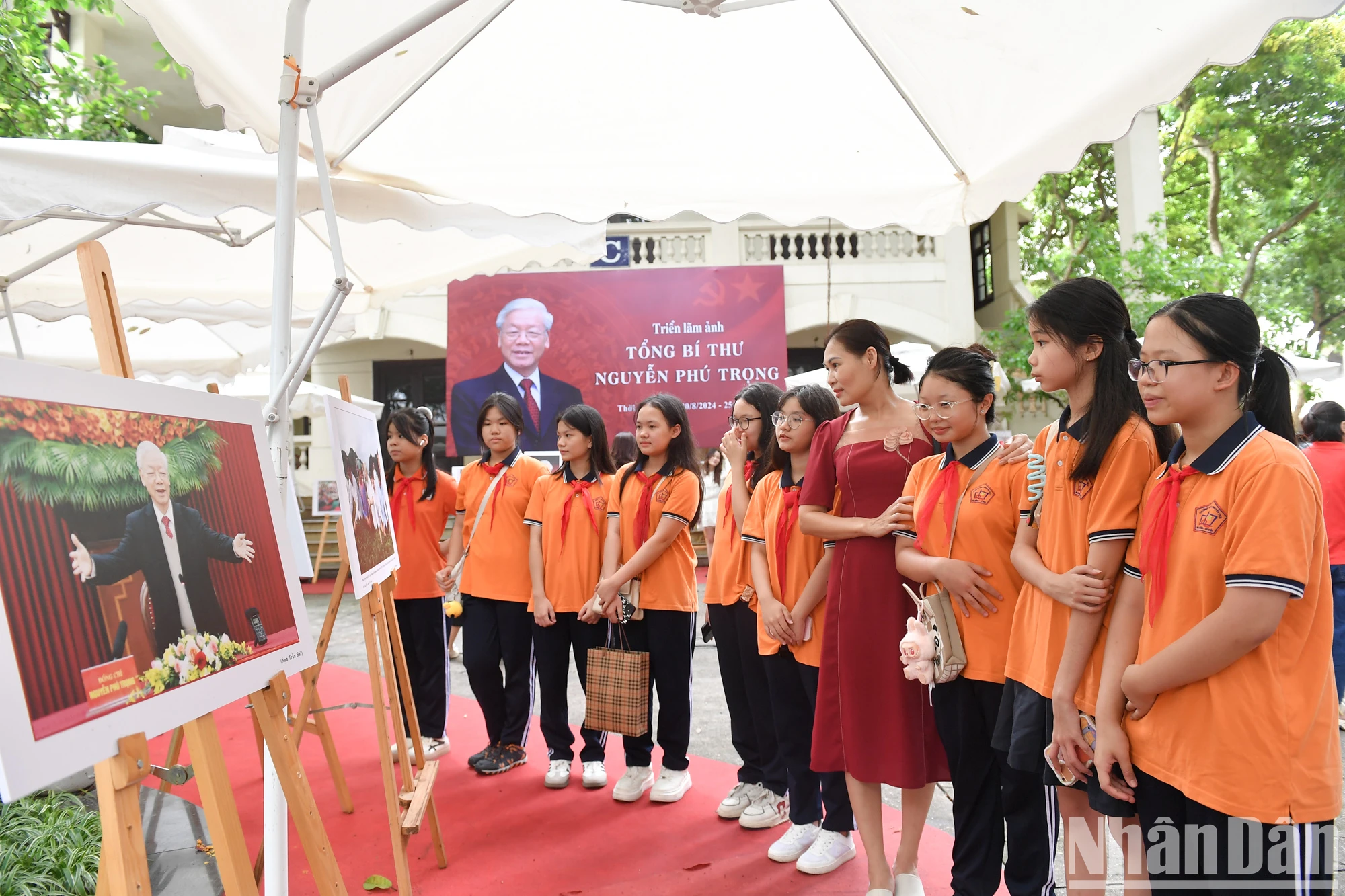 河内市阮廌初中学校师生参观阮富仲总书记图片展。