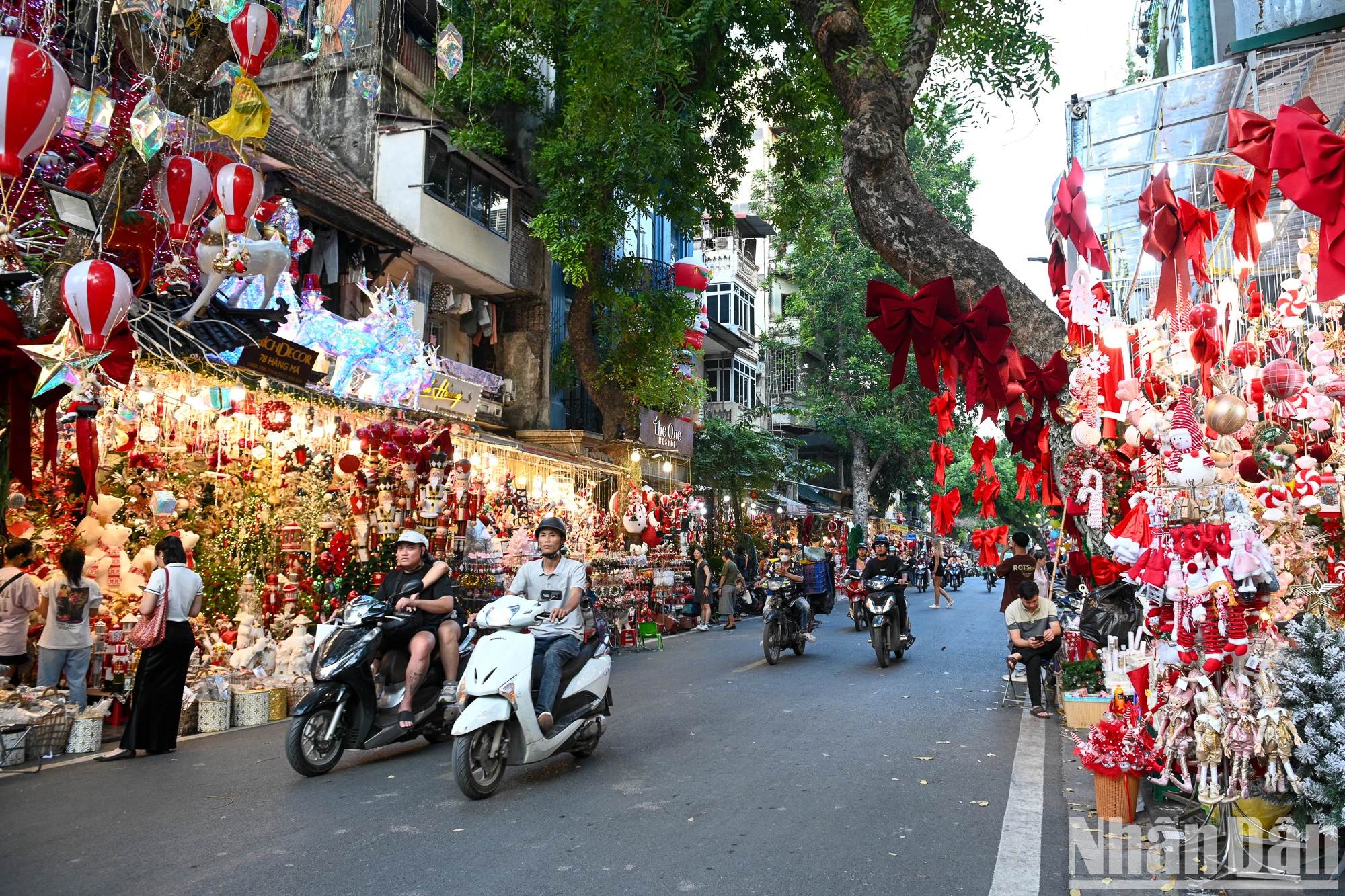 马行街上的店铺变得闪闪发光，充满了圣诞色彩。