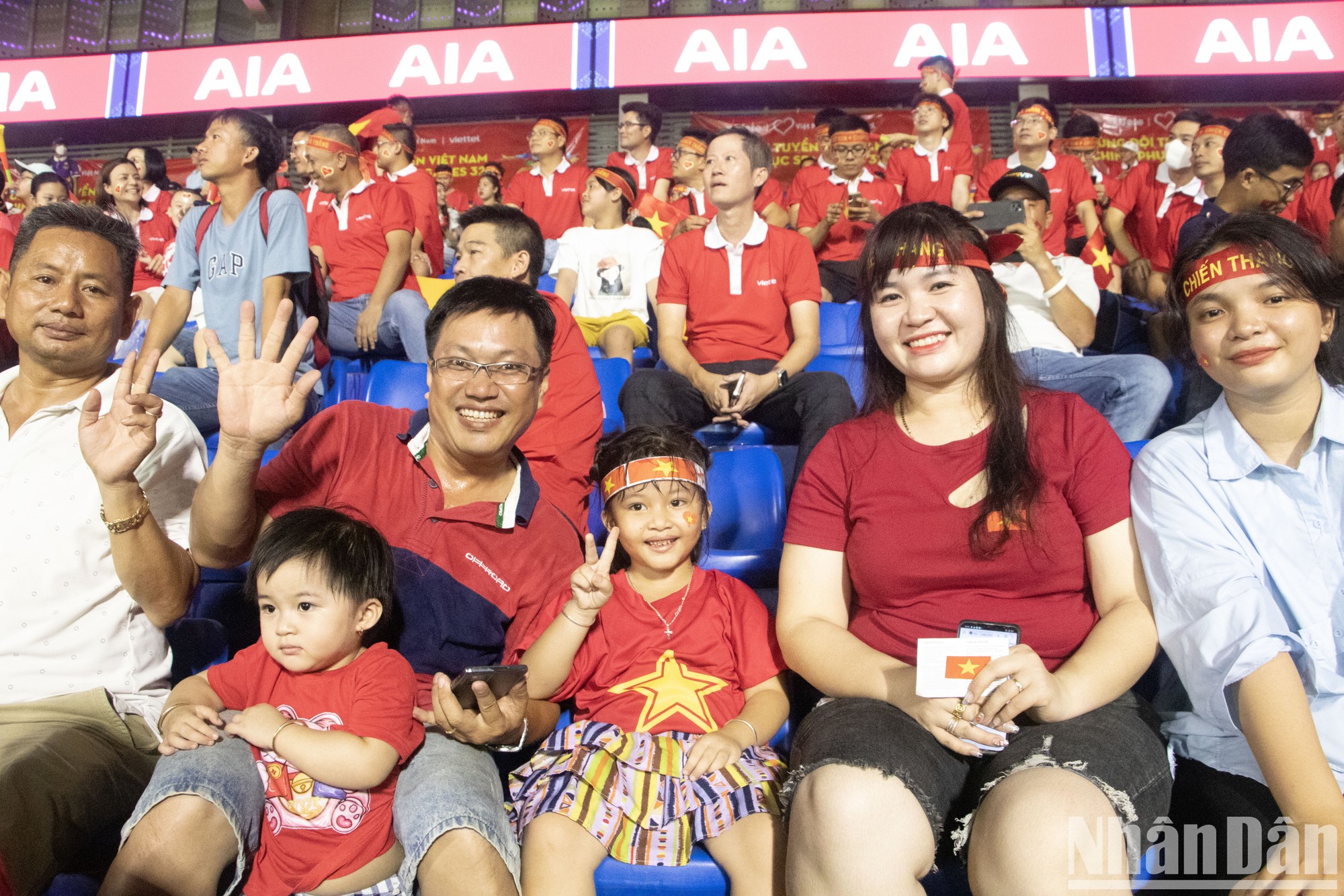 越南球迷在现场为U22国足加油助威。（阮协 山生 摄）