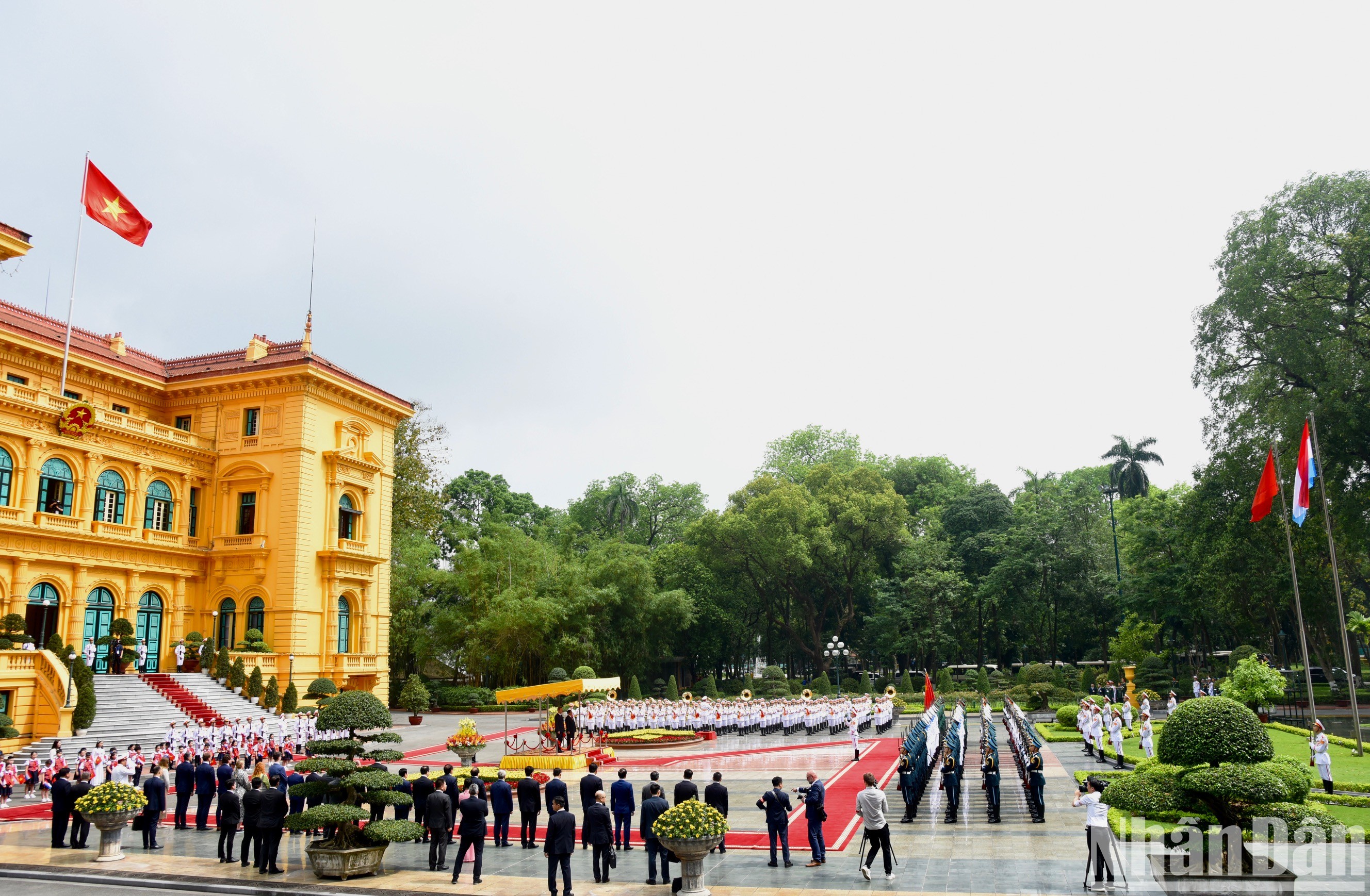 卢森堡大公国首相格扎维埃·贝泰尔迎接仪式在主席府举行。(陈海 摄)