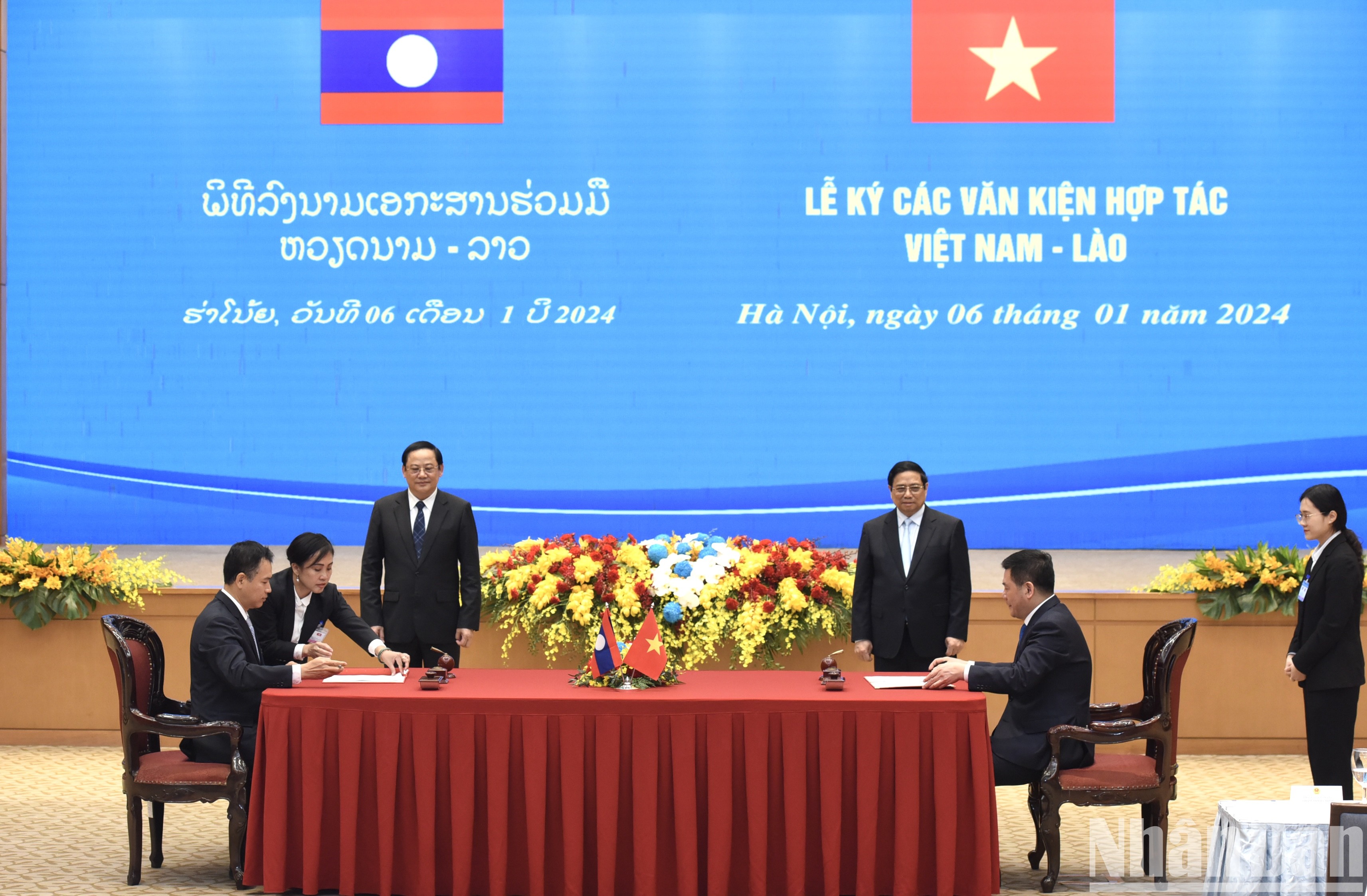 双方签署《越南社会主义共和国政府和老挝人民民主共和国政府关于发展和连接两国边境贸易基础设施谅解备忘录》。