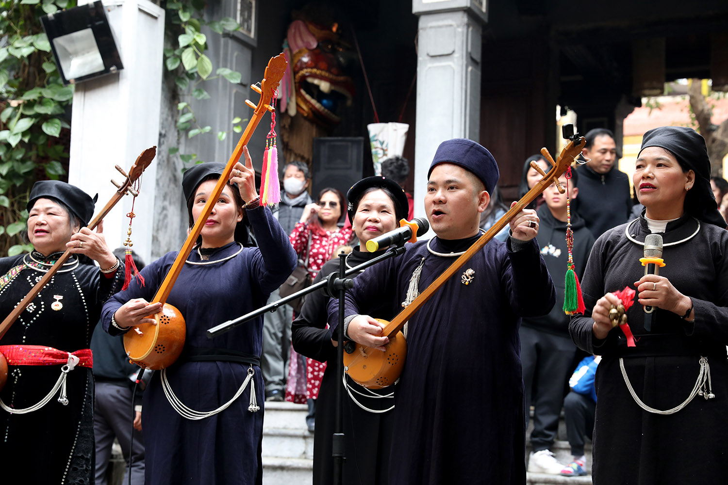 太原省岱依族和农族艺术家带来了独特的天曲旋律。