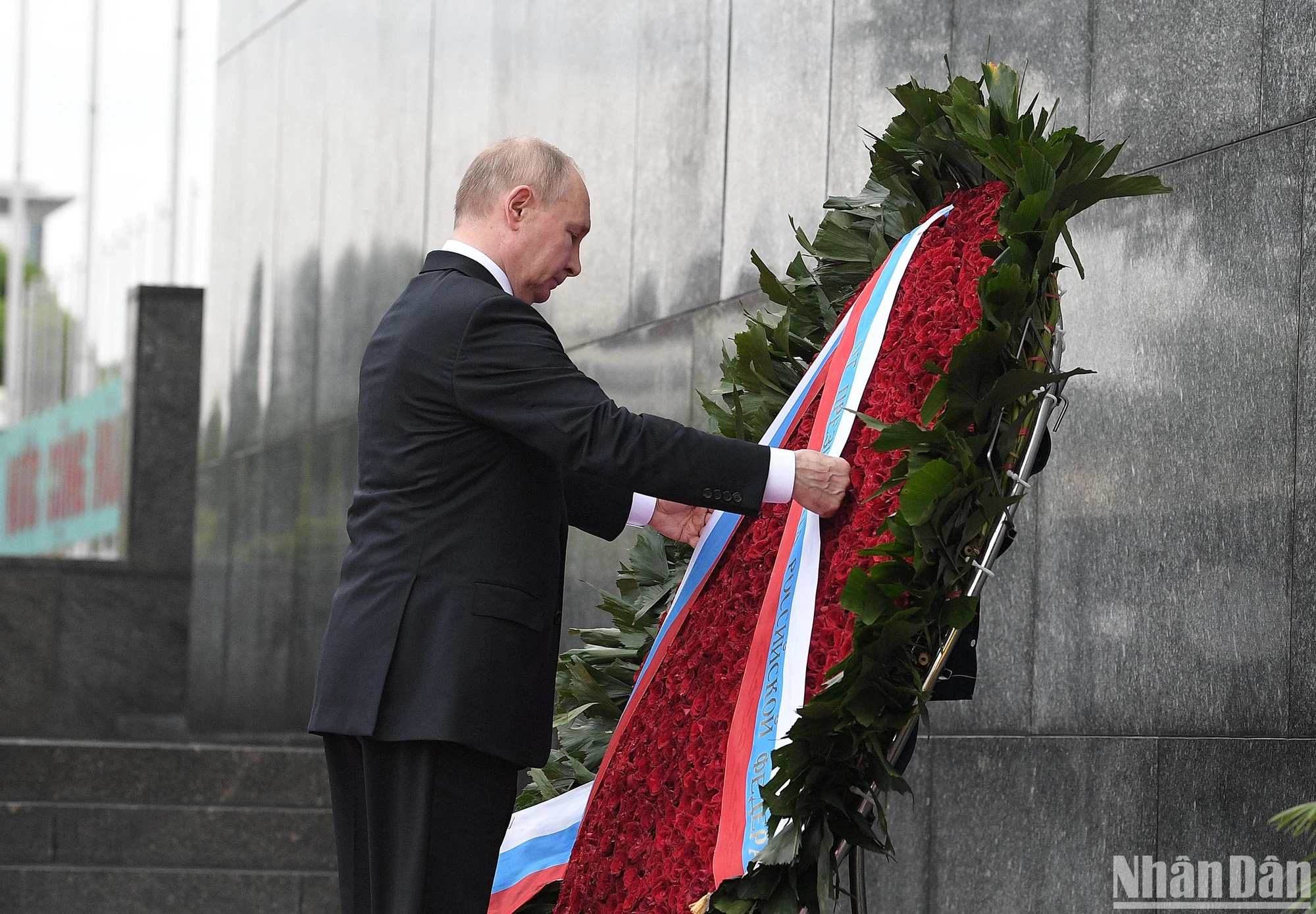 俄罗斯总统普京瞻仰胡志明陵并敬献花圈。