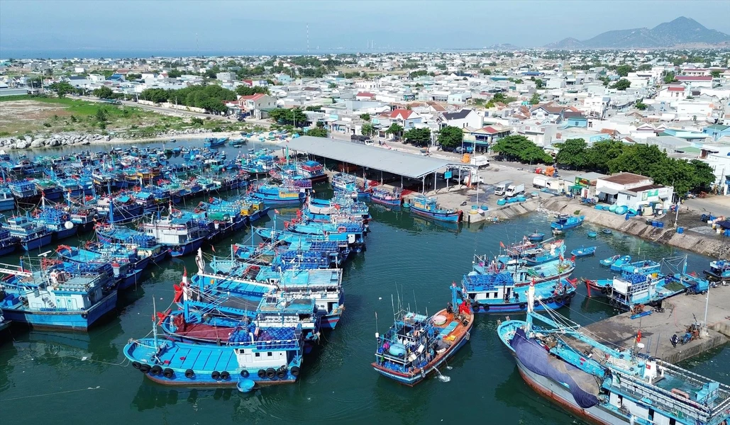 宁顺省宁海县青海乡对美新渔港进行同步投资，满足当地海洋经济发展需求。
