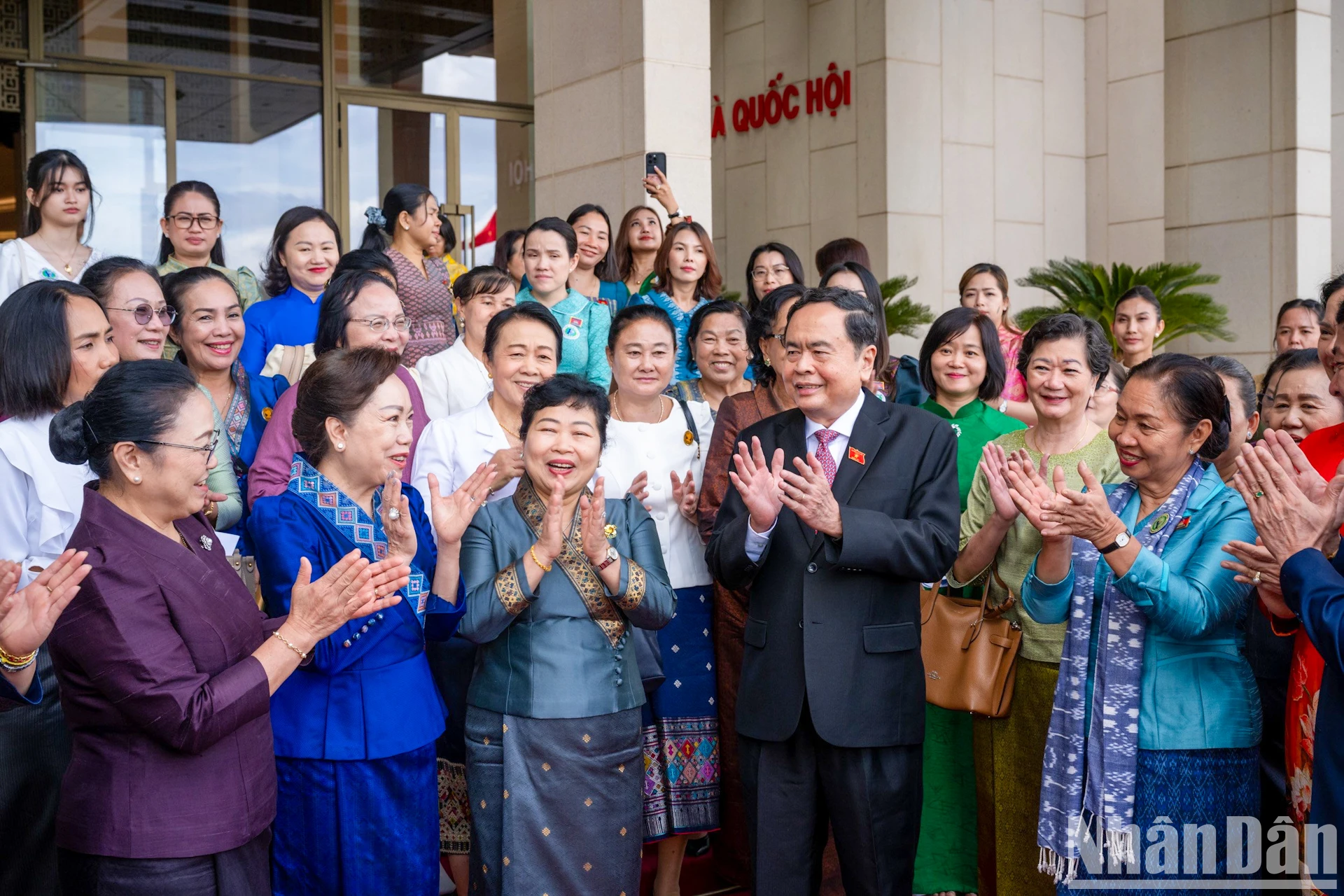 越南国会主席陈青敏与代表们合影。