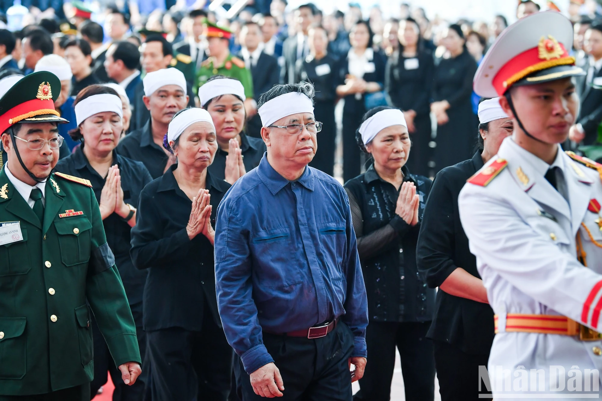 数万群众在赖沱村吊唁阮富仲总书记逝世。（《人民报》摄影记者组 摄）