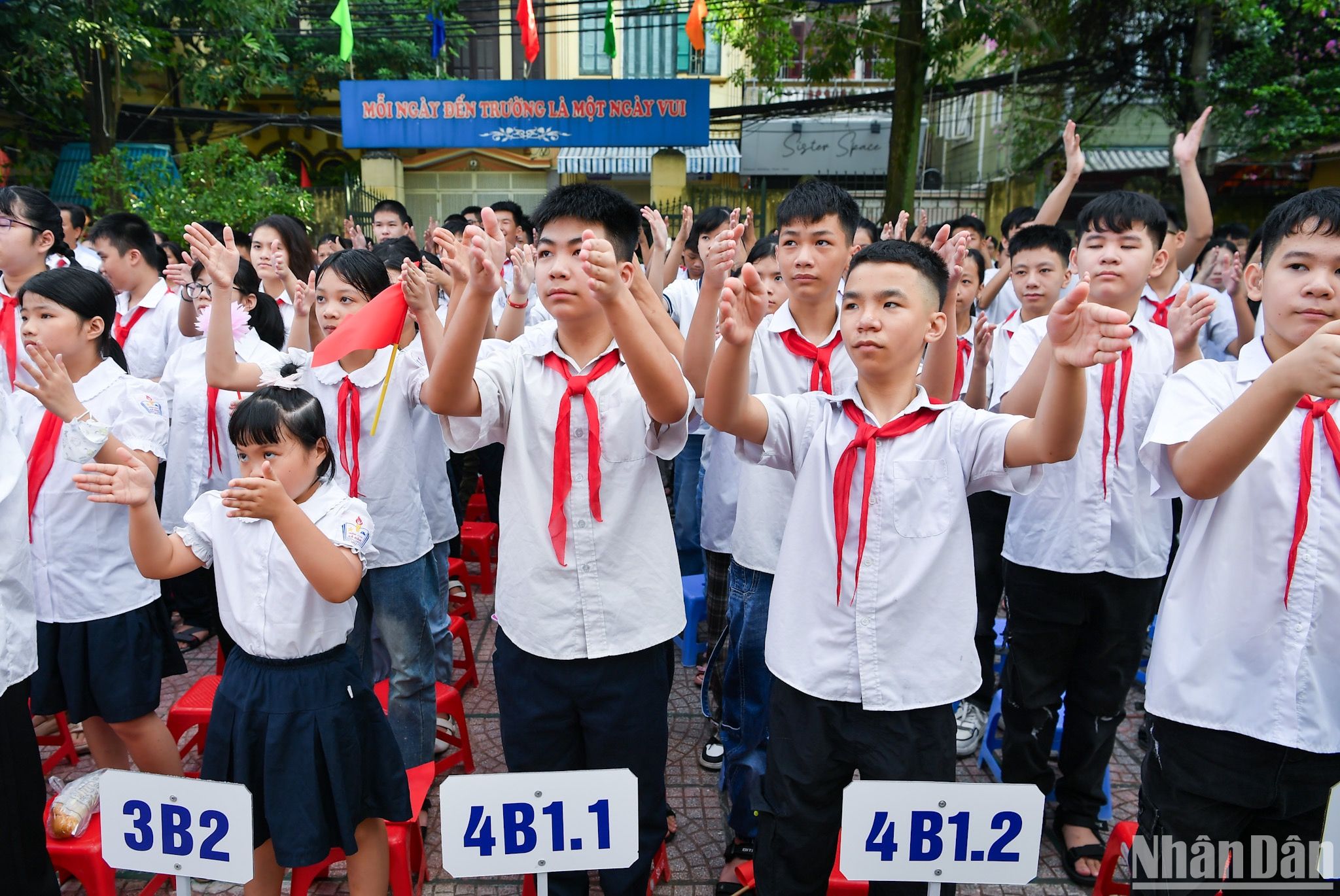 用手语唱国歌的学生的特殊开学典礼【组图】